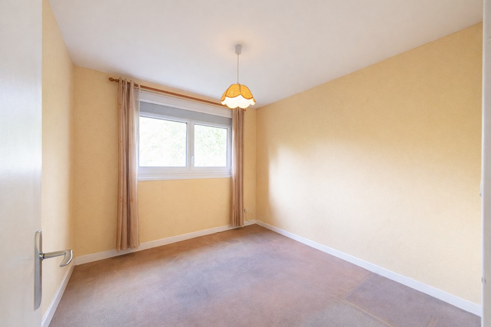 APPARTEMENT T2 LUMINEUX AU REZ DE CHAUSSEE - 50M² -1 CHAMBRE - ASSENCEUR - CAVE - STATIONNEMENT AISE photo 4