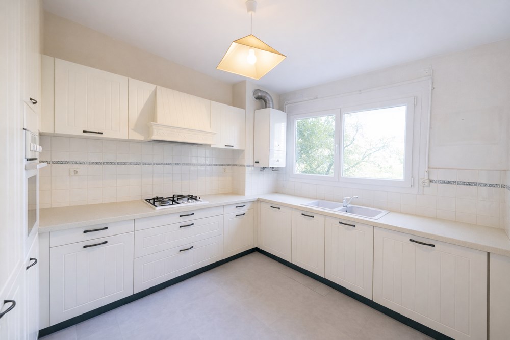 APPARTEMENT T2 LUMINEUX AU REZ DE CHAUSSEE - 50M² -1 CHAMBRE - ASSENCEUR - CAVE - STATIONNEMENT AISE photo 2