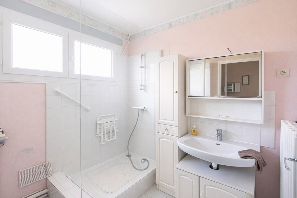 APPARTEMENT T2 LUMINEUX AU REZ DE CHAUSSEE - 50M² -1 CHAMBRE - ASSENCEUR - CAVE - STATIONNEMENT AISE photo 5