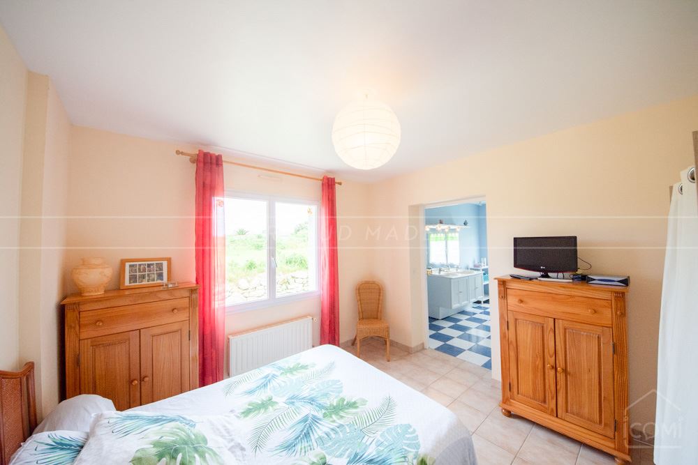 MAISON CONTEMPORAINE RECENTE - ESPACE VIE RDJ AVEC SUITE PARENTALE - 4 CHAMBRES - TERRAIN DE PLUS DE 1000M² - STATIONNEMENT photo 3