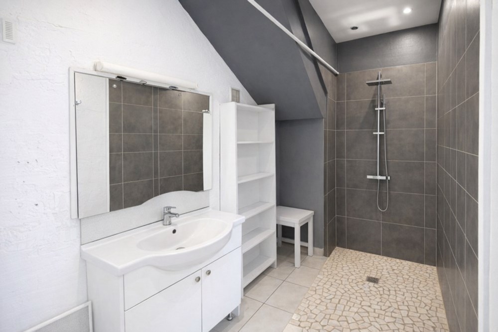 APPARTEMENT T3 DE 53 M² - JARDIN 150 M² - A RENOVER - EXPOSE SUD - COUP DE COEUR - RARE photo 3