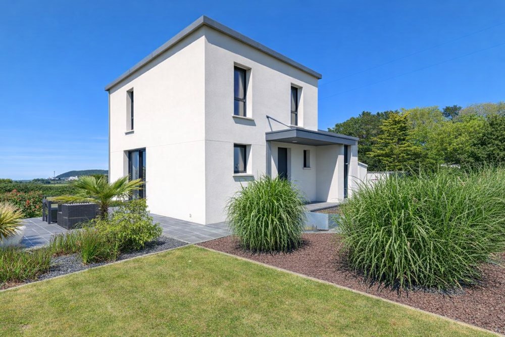 MAISON DE 2014 - 4 CHAMBRES- RECENTE - PROCHE CENTRE VILLE - MAGNIFIQUE TERRAIN PAYSAGE -STATIONNEMENT GOUDRONNE- COUP DE COEUR ASSURE