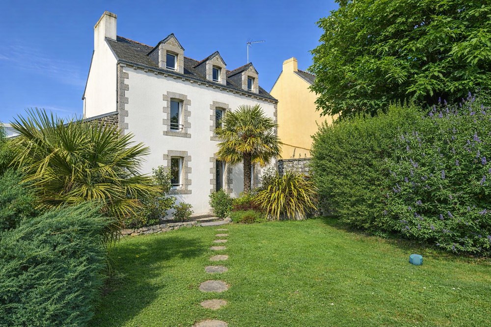 MAISON FAMILIALE DE CHARME - BEAUX VOLUMES - PROCHE COMMERCES ET ECOLES - PROCHE QUIMPERLE -