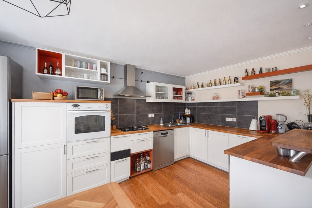 MAISON FAMILIALE DE CHARME - BEAUX VOLUMES - PROCHE COMMERCES ET ECOLES - PROCHE QUIMPERLE - photo 3