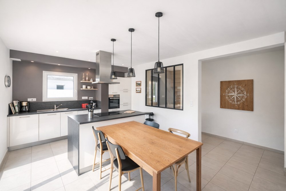 MAISON 160 M² - MEUBLEE - 3 CHAMBRES (5 POSSIBLE) - TERRASSE AVEC SPA - ENVIRONNEMENT D'EXCEPTION - RARE - LOCATION SAISONNIERE - MOINS DE 100 METRES DE LA PLAGE photo 4