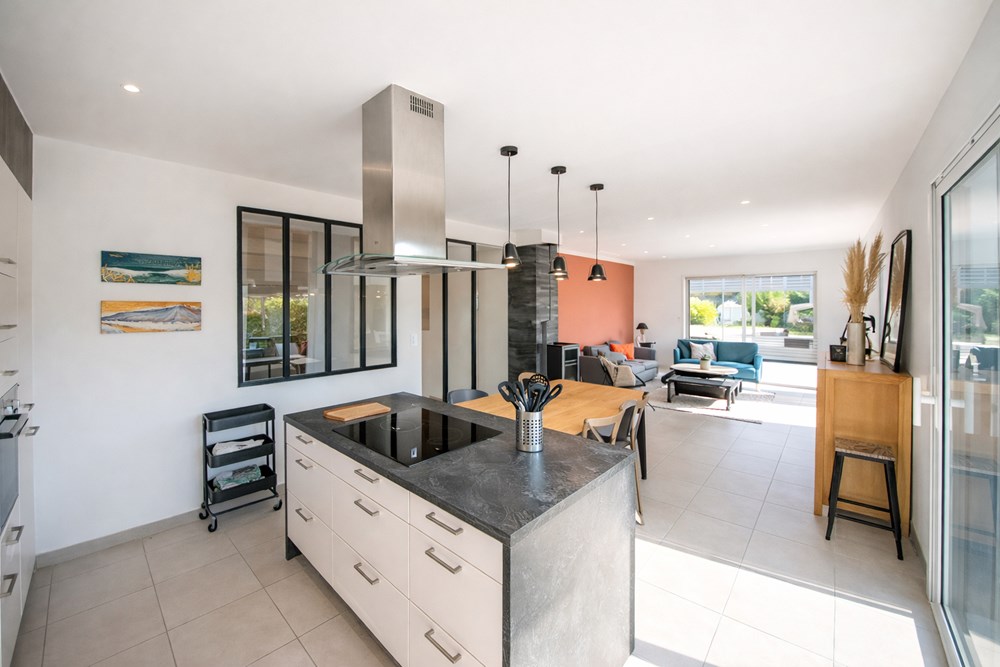 MAISON 160 M² - MEUBLEE - 3 CHAMBRES (5 POSSIBLE) - TERRASSE AVEC SPA - ENVIRONNEMENT D'EXCEPTION - RARE - LOCATION SAISONNIERE - MOINS DE 100 METRES DE LA PLAGE photo 3