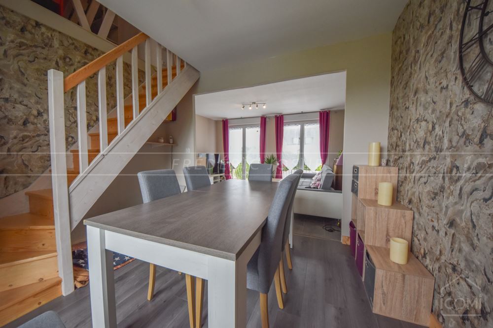 BELLE MAISON DES ANNEES 70 - RENOVEE - CALME - PROCHE BOURG - GRAND ESPACE EXTERIEUR photo 2