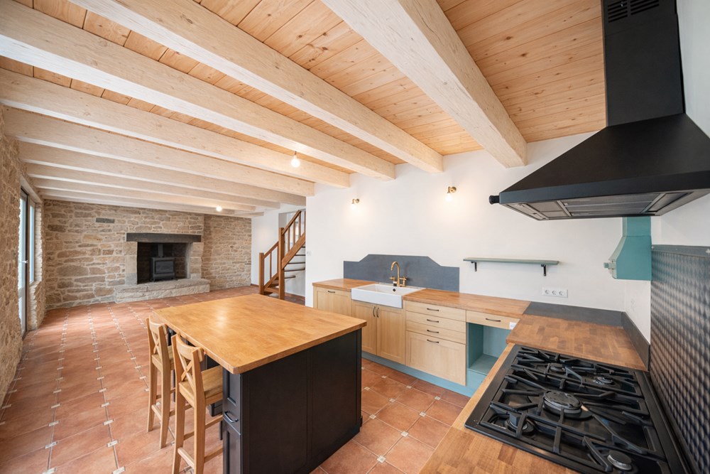 EN EXCLUSIVITE - SUBLIME MAISON DE CHARME DE 132M² 4 CHAMBRES + 2 GARAGES ET DEPENDANCES - JARDIN CLOS SANS VIS A VIS - RARE - CENTRE BOURG - BELLES PIERRE - 5 MIN DES PLAGES photo 3
