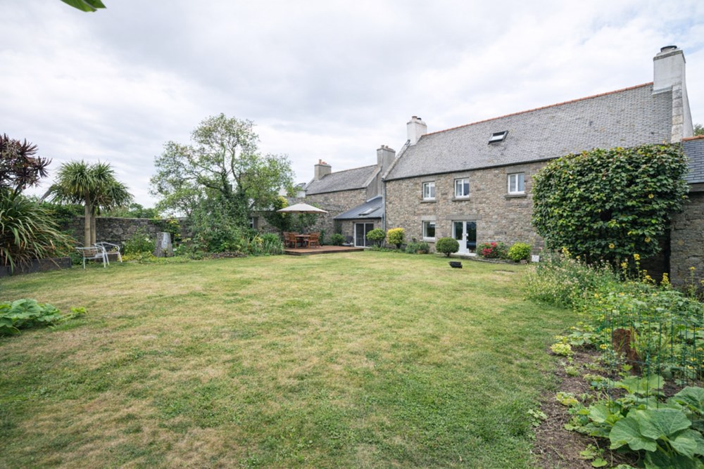 EN EXCLUSIVITE - SUBLIME MAISON DE CHARME DE 132M² 4 CHAMBRES + 2 GARAGES ET DEPENDANCES - JARDIN CLOS SANS VIS A VIS - RARE - CENTRE BOURG - BELLES PIERRE - 5 MIN DES PLAGES