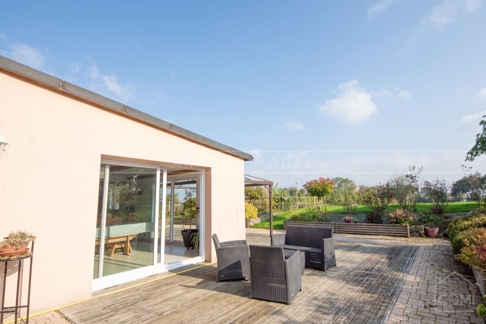 PROPRIETE DE CHARME DE 250M² - TERRAIN 1.22HA - ENVIRONNEMENT CALME A PROXIMITE DE LA MER ET DES SERVICES - RARE photo 3