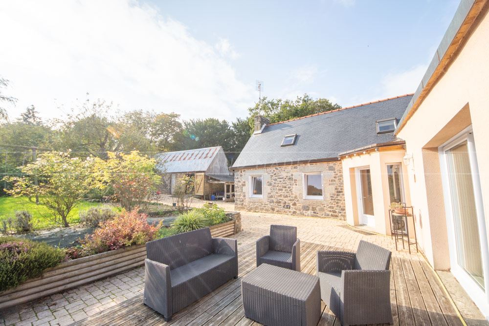 PROPRIETE DE CHARME DE 250M² - TERRAIN 1.22HA - ENVIRONNEMENT CALME A PROXIMITE DE LA MER ET DES SERVICES - RARE