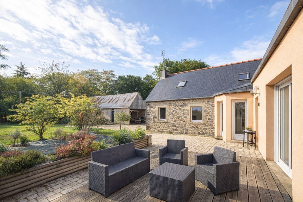 PROPRIETE DE CHARME DE 250M² - TERRAIN 1.22HA - ENVIRONNEMENT CALME A PROXIMITE DE LA MER ET DES SERVICES - RARE