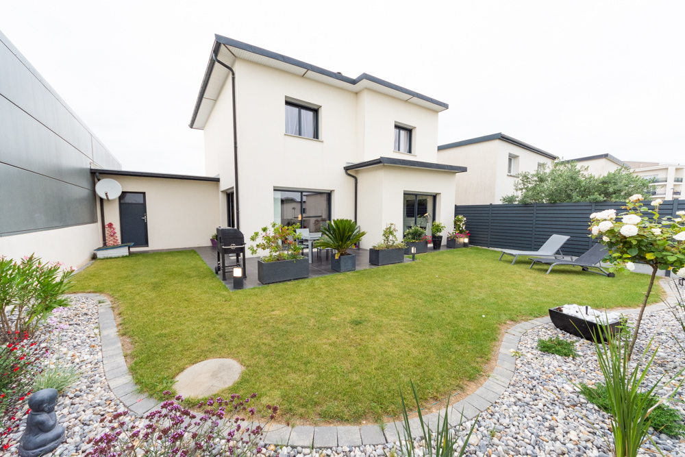 MAISON INDIVIDUELLE DE 2015 T6 DE 128M² AVEC GARAGE, JARDIN PAYSAGISTE ET BELLES PRESTATIONS