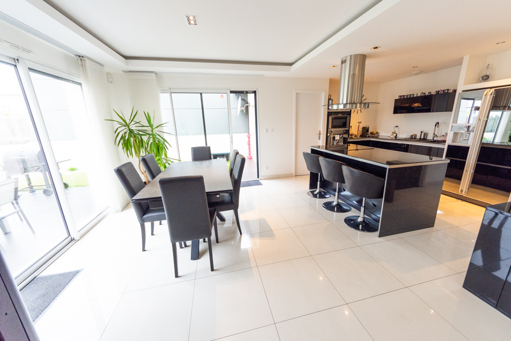 MAISON INDIVIDUELLE DE 2015 T6 DE 128M² AVEC GARAGE, JARDIN PAYSAGISTE ET BELLES PRESTATIONS photo 2