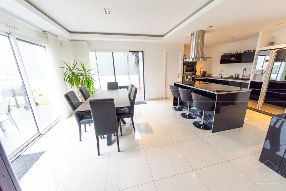 MAISON INDIVIDUELLE DE 2015 T6 DE 128M² AVEC GARAGE, JARDIN PAYSAGISTE ET BELLES PRESTATIONS photo 2