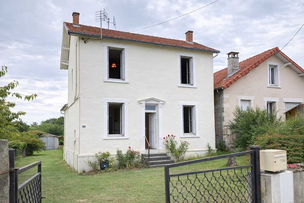 MAISON T4 - 2/3 CHAMBRES - TERRAIN 1200 M² DIVISIBLE ET CONSTRUCTIBLE - HANGAR 84 M² - A RENOVER