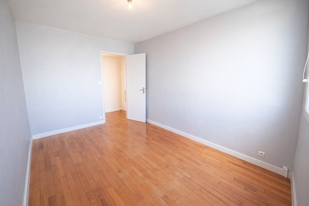 APPARTEMENT T4 - GRANDE PIECE DE VIE - CENTRE VILLE SECTEUR GARE - 2 CHAMBRES - CAVE - EXPOSITION OUEST photo 4