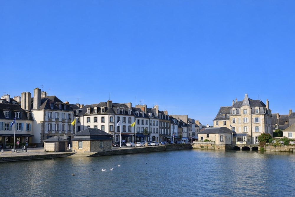 MAISON - 6 PIECES - 130 M² - CENTRE VILLE - PROCHE DE L'ELORN - GARAGE - A RENOVER - 2 LOGEMENTS POSSIBLES