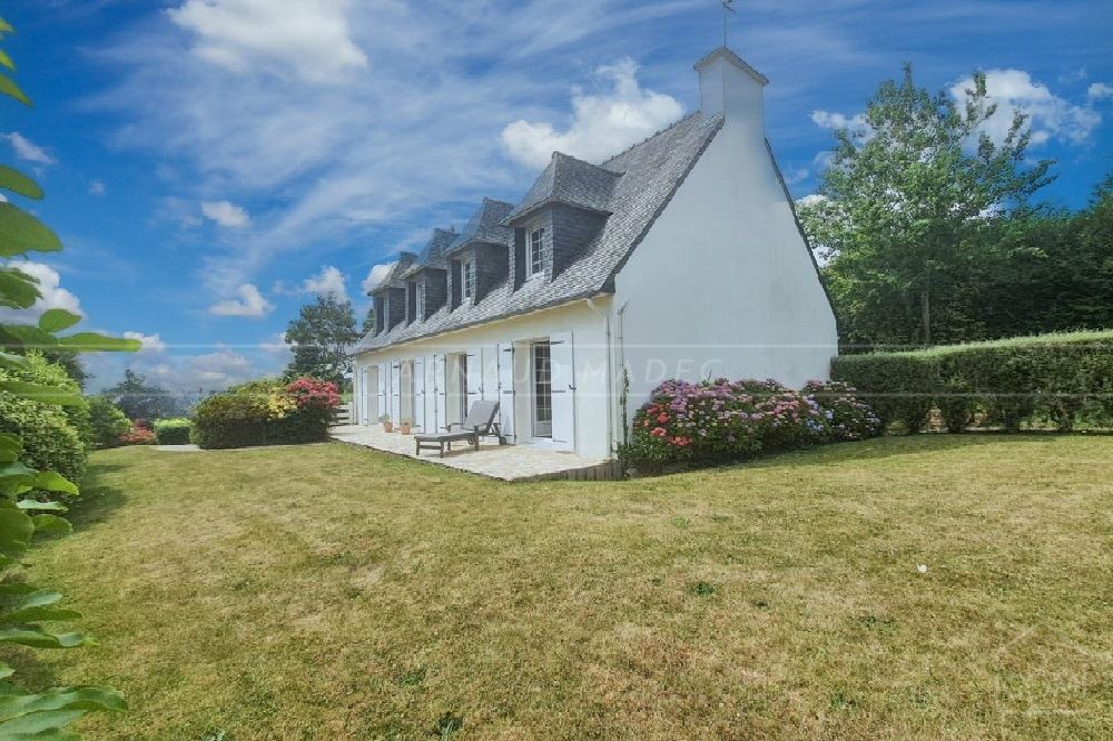 PROPRIETE 5 CHAMBRES SUR +1000M² DE TERRAIN - ESPACE DE VIE EN REZ DE JARDIN - PRESTATIONS HAUT DE GAMME - RARE