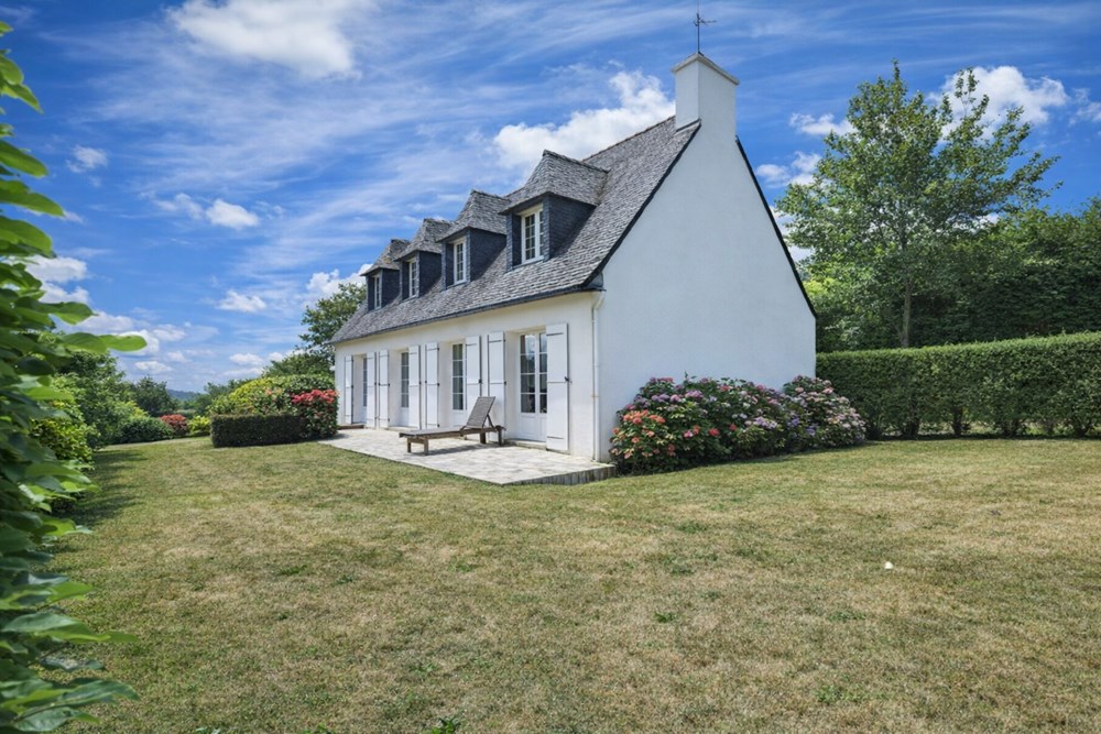 PROPRIETE 5 CHAMBRES SUR +1000M² DE TERRAIN - ESPACE DE VIE EN REZ DE JARDIN - PRESTATIONS HAUT DE GAMME - RARE