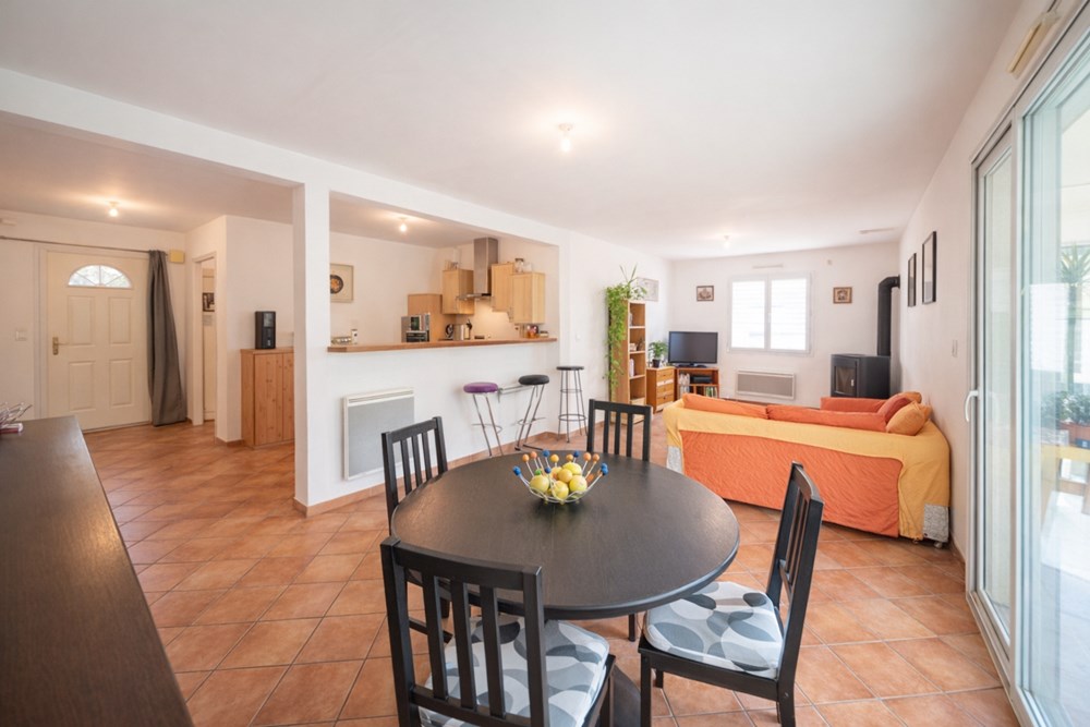 MAISON T5 - 3 CHAMBRES - VERANDA - TERRASSE - GARAGE - GRAND JARDIN CLOS SANS VIS A VIS photo 3