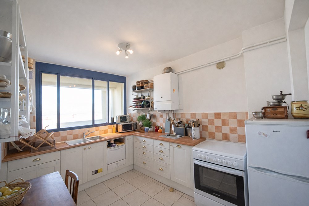 APPARTEMENT T4 - SUPER ESPACE DE VIE - 2/3 CHAMBRES - BALCONS - ASCENSEUR - RARE photo 3