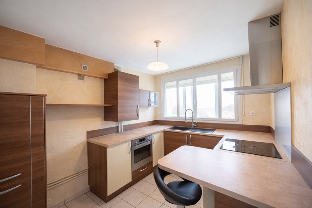APPARTEMENT T3 - BELLE PIECE DE VIE LUMINEUSE - CUISINE TENDANCE - ASCENSEUR - BALCON TERRASSE - RARE photo 3