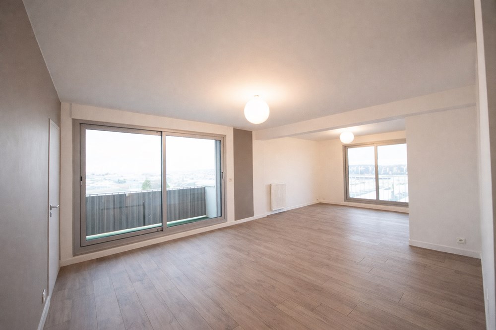 APPARTEMENT T3 - BELLE PIECE DE VIE LUMINEUSE - CUISINE TENDANCE - ASCENSEUR - BALCON TERRASSE - RARE photo 2