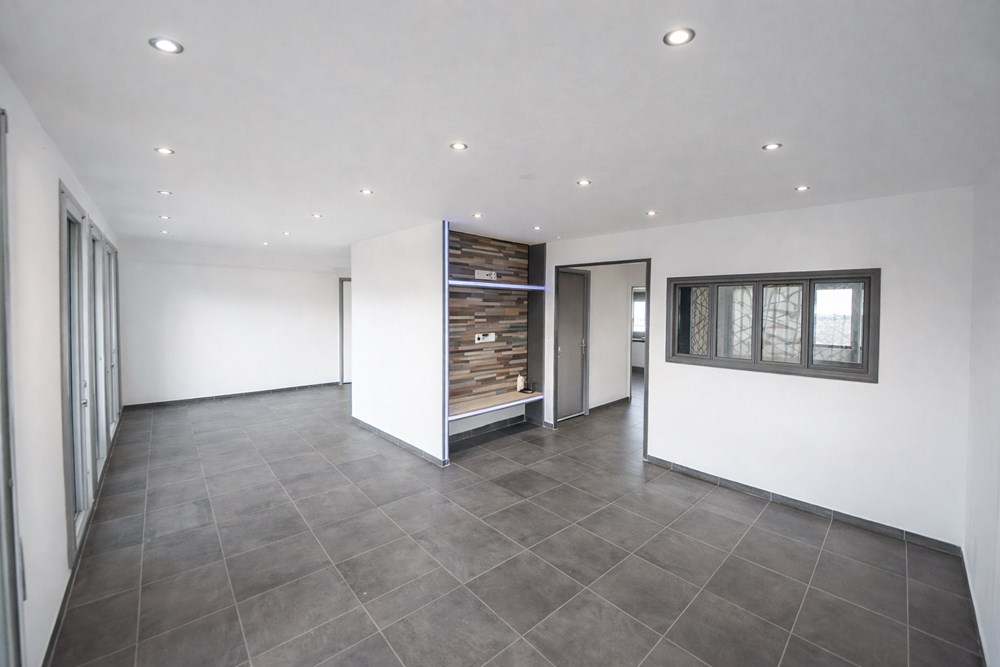 APPARTEMENT 90 M² - 3 CHAMBRES - STATIONNEMENT FACILE - ASCENSEUR - GRANDE PIECE DE VIE - RENOVER - DALLE BETON photo 2