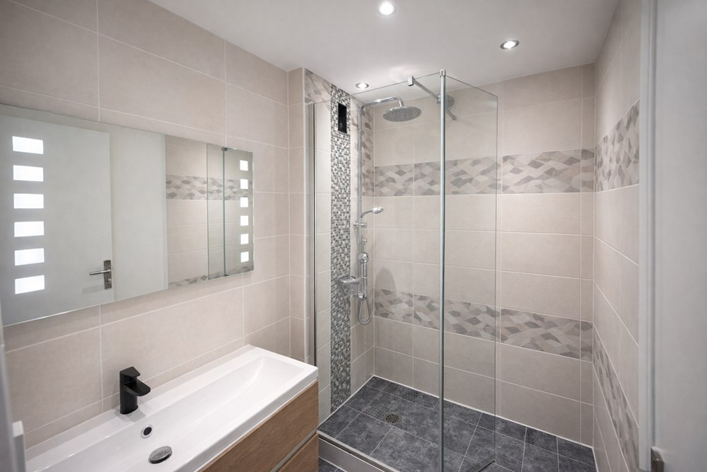 APPARTEMENT 90 M² - 3 CHAMBRES - STATIONNEMENT FACILE - ASCENSEUR - GRANDE PIECE DE VIE - RENOVER - DALLE BETON photo 4
