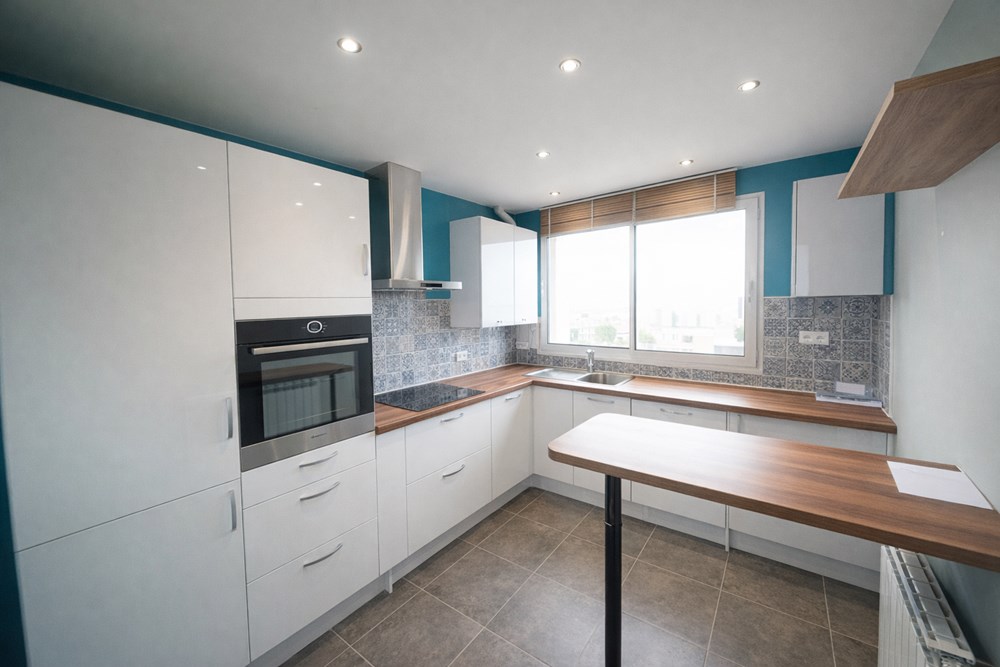 APPARTEMENT 90 M² - 3 CHAMBRES - STATIONNEMENT FACILE - ASCENSEUR - GRANDE PIECE DE VIE - RENOVER - DALLE BETON