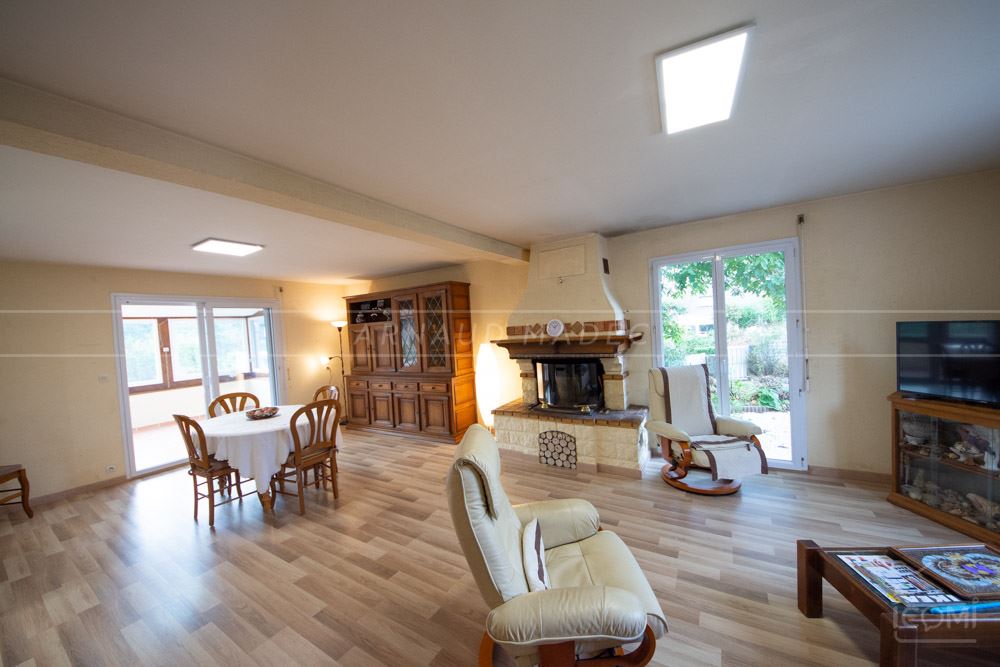 MAISON 200M² - 4/5 CHAMBRES - BEL ESPACE DE VIE DE +60M² 4 VOLUMES CUISINE/SALON/SEJOUR/VERANDA - TERRAIN +1300M² - RARE photo 3
