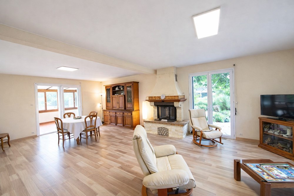 MAISON 200M² - 4/5 CHAMBRES - BEL ESPACE DE VIE DE +60M² 4 VOLUMES CUISINE/SALON/SEJOUR/VERANDA - TERRAIN +1300M² - RARE photo 3