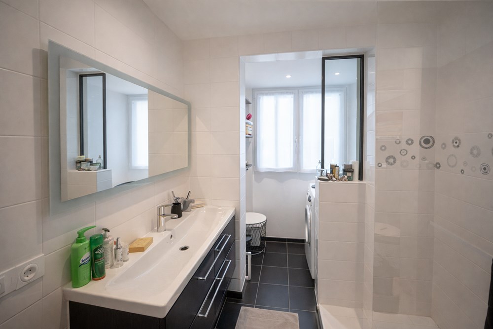 APPARTEMENT 70 M² - 2 BELLES CHAMBRES - RENOVE - DALLE BETTON - ASCENSEUR - 2 PLACES DE PARKING photo 5