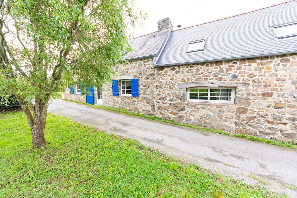 CORPS DE FERME T5 DE 140M² SUR TERRAIN DE 1900M² AVEC HANGAR DE 250M² ET CRECHE DE 40M²