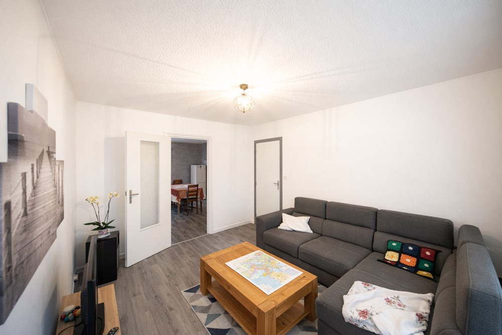 MAISON T5 - 4 GRANDES CHAMBRES - CALME - PROCHE ECOLES - A RENOVER - PIECE DE VIE POSSIBLE 48M² photo 2