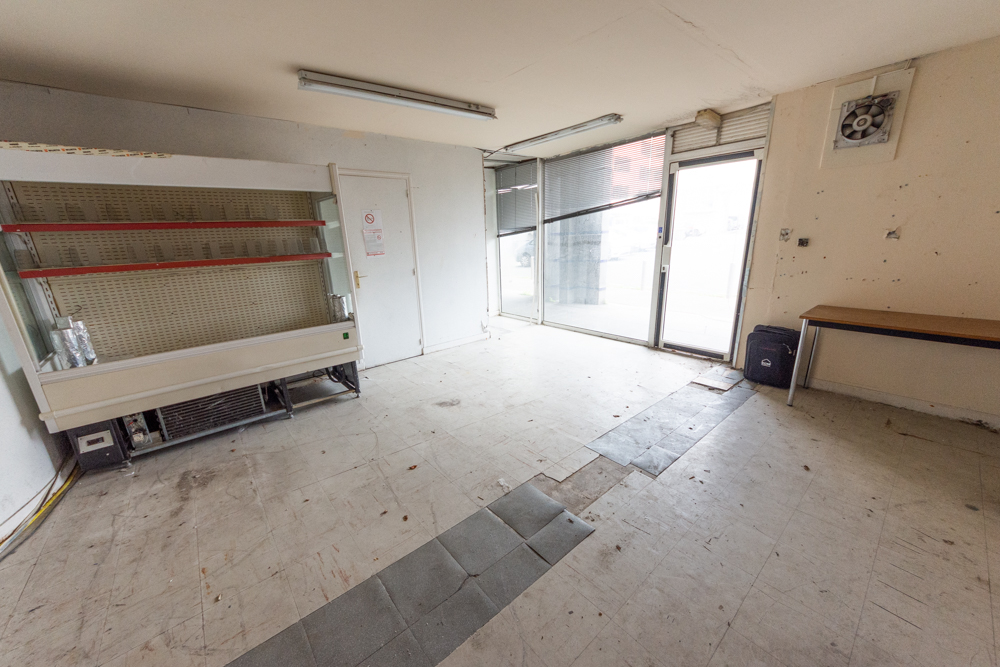 LOCAL COMMERCIAL AU COEUR DE LA ZONE COMMERCIALE 41M² AVEC STATIONNEMENT A PROXIMITE IMMEDIATE photo 2