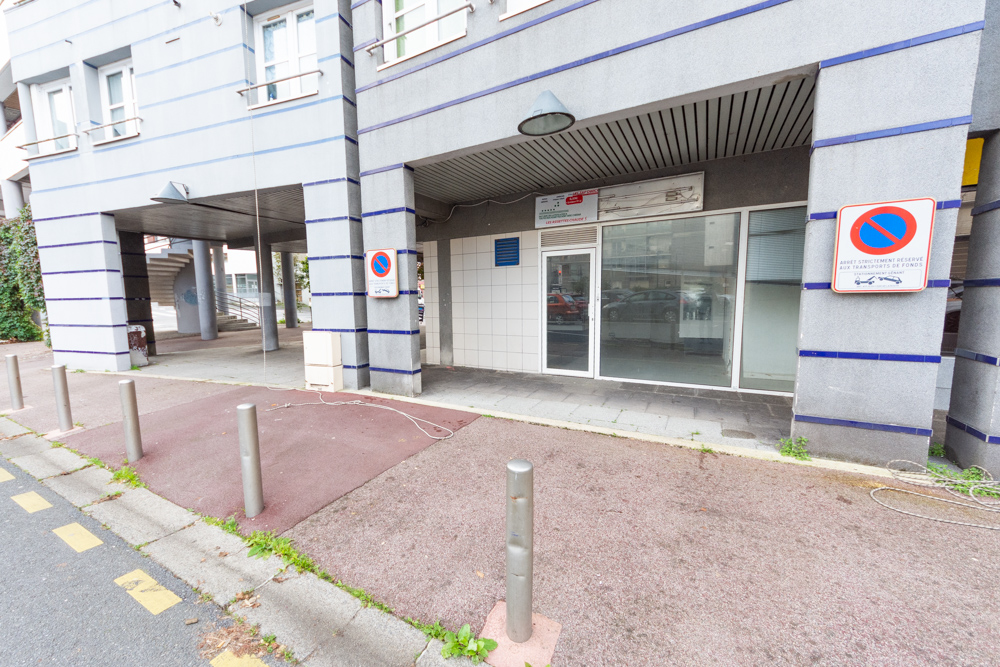 LOCAL COMMERCIAL AU COEUR DE LA ZONE COMMERCIALE 41M² AVEC STATIONNEMENT A PROXIMITE IMMEDIATE photo 3