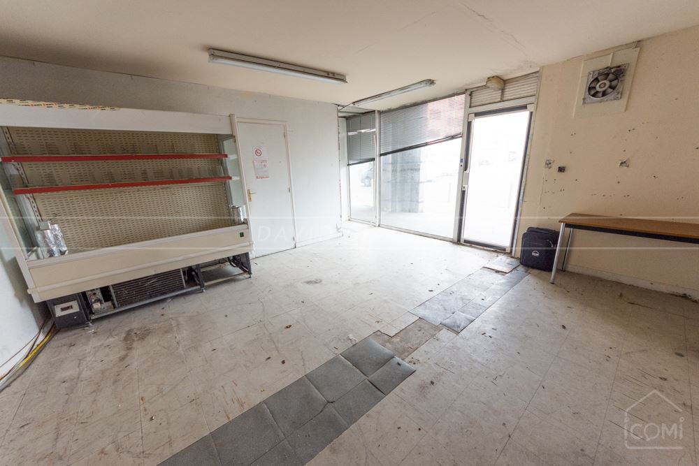 LOCAL COMMERCIAL AU COEUR DE LA ZONE COMMERCIALE 41M² AVEC STATIONNEMENT A PROXIMITE IMMEDIATE photo 2