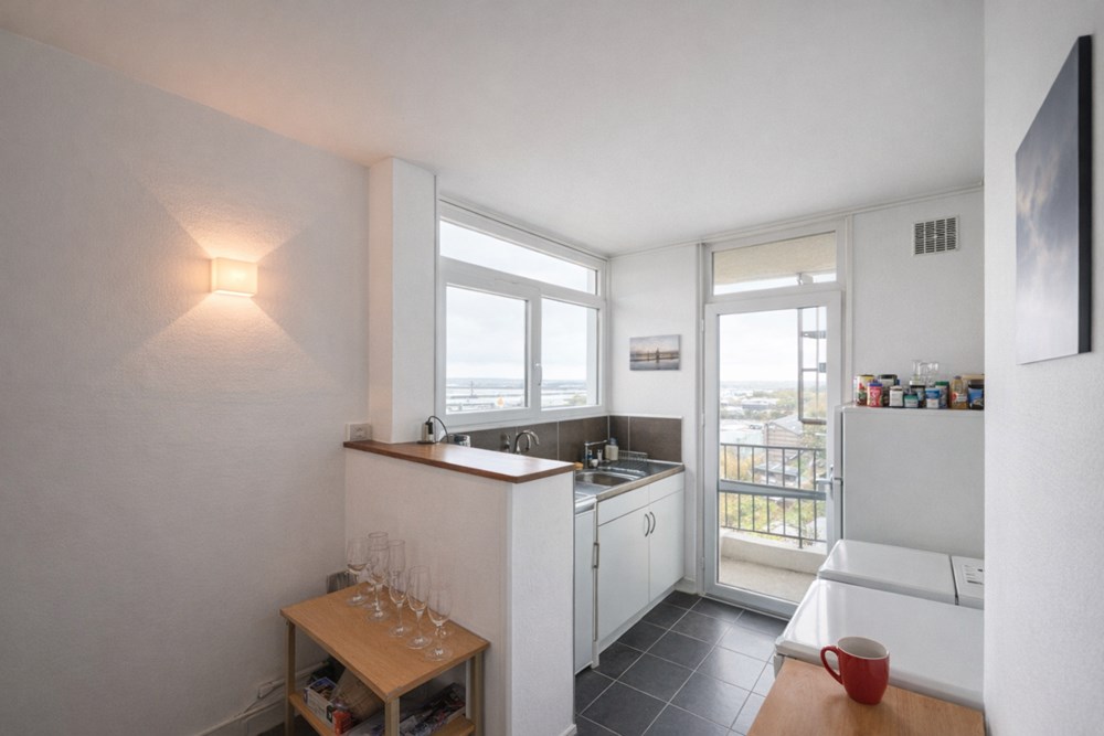 APPARTEMENT T2 - VUE MER - DERNIER ETAGE - 3 BALCONS - ASCENSEUR - PARKING PRIVATIF - PROCHE GARE ET CENTRE VILLE photo 3