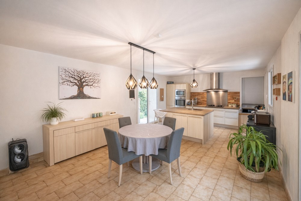 MAISON 160M² - 4 CHAMBRES - VERANDA - CARPORT / ATELIER - TERRAIN DE 2700M² - TERRASSE - COUP DE COEUR ASSURE - RARE photo 3
