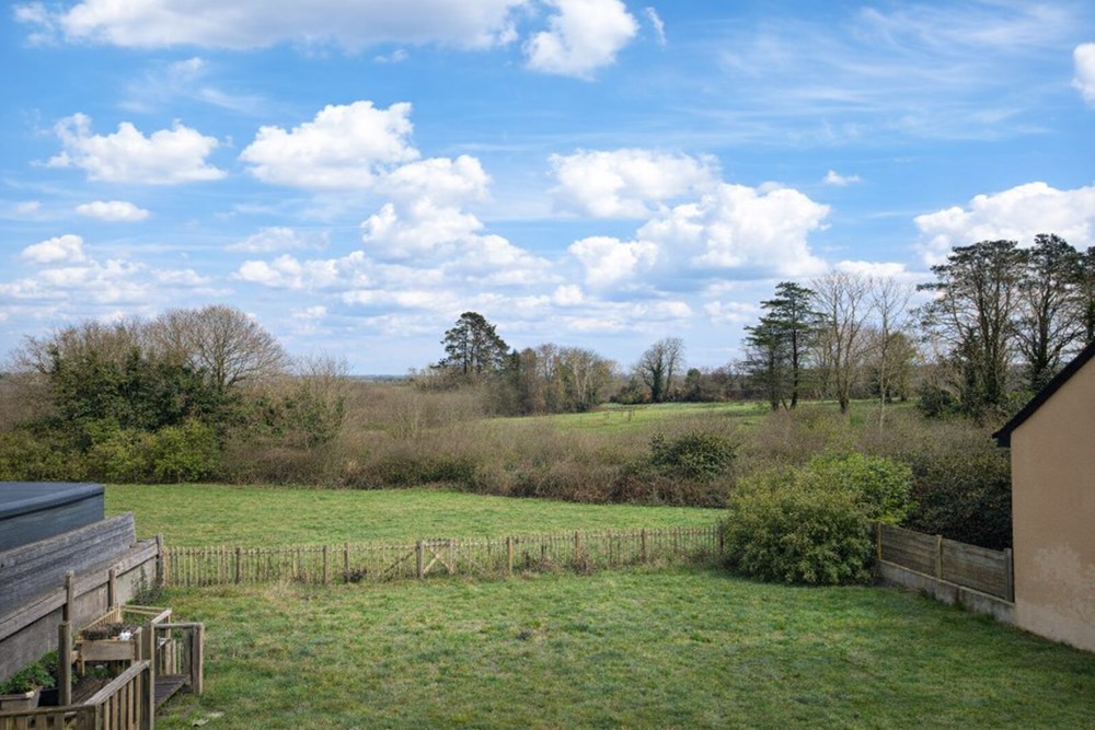 MAISON CONTEMPORAINE T5 DE 100M² -TERRAIN 500M² - GARAGE - POELE - EXCELLENT DPE - RARE photo 5