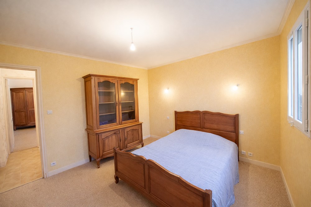 MAISON T5 - 2/4 CHAMBRES - ESPACE DE VIE PRINCIPAL EN RDJ - TERRAIN 700M² - RARE - CALME photo 4