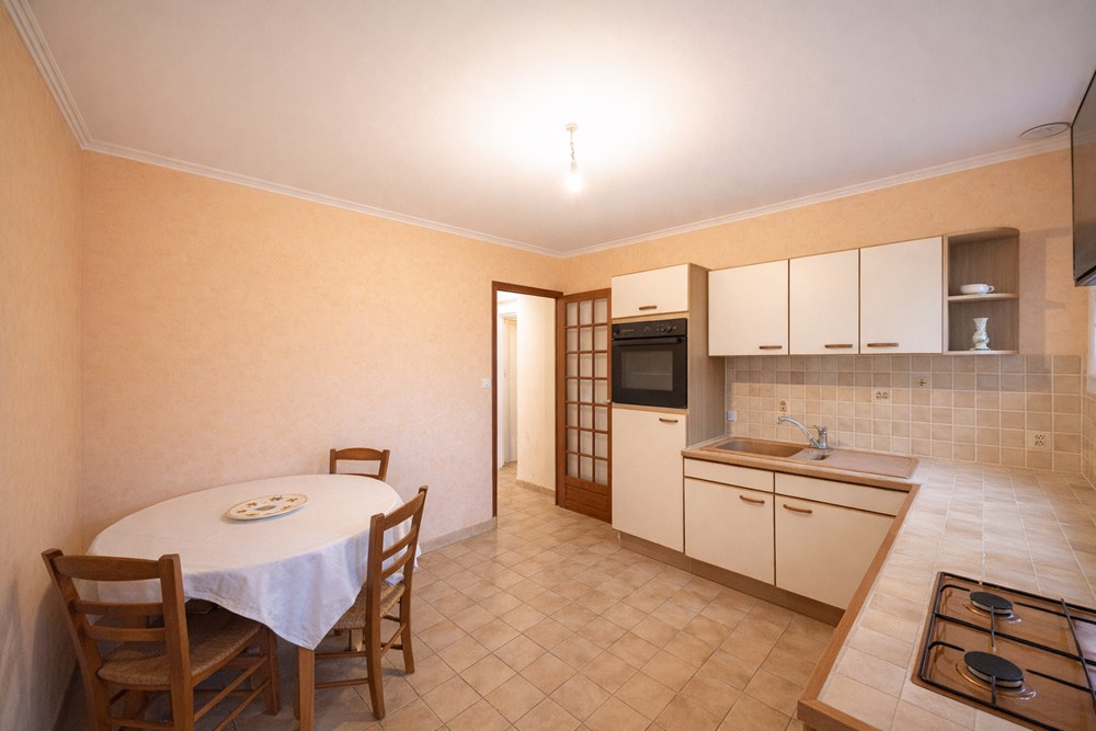 MAISON T5 - 2/4 CHAMBRES - ESPACE DE VIE PRINCIPAL EN RDJ - TERRAIN 700M² - RARE - CALME photo 3