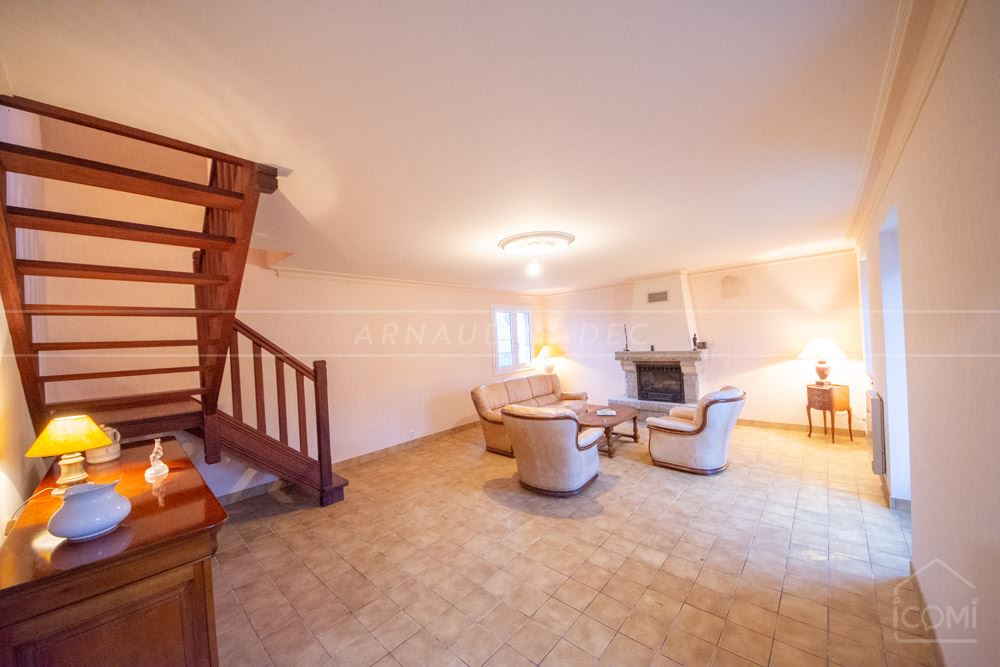 MAISON T5 - 2/4 CHAMBRES - ESPACE DE VIE PRINCIPAL EN RDJ - TERRAIN 700M² - RARE - CALME