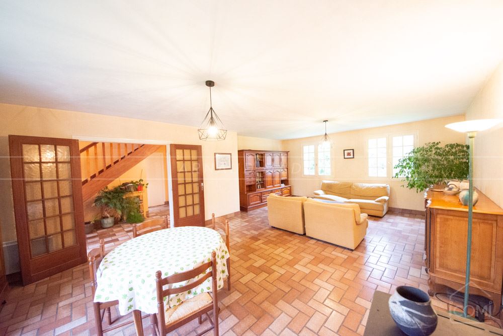 MAISON T8 - 160M² - TERRAIN 1700 M² - COUP DE COEUR - GARAGE 40 M² - 2 DEPENDANCES 50 ET 20 M² - RARE photo 2