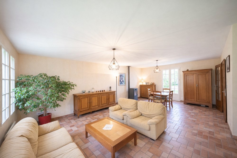 MAISON T8 - 160M² - TERRAIN 1700 M² - COUP DE COEUR - GARAGE 40 M² - 2 DEPENDANCES 50 ET 20 M² - RARE photo 2