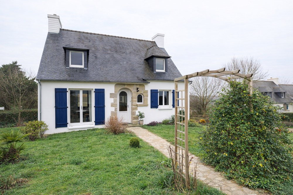 MAISON INDIVIDUELLE T6/7 SUR TERRAIN DE PLUS DE 1200M² AVEC DOUBLE GARAGE, NOMBREUX RANGEMENTS ET BEAUX VOLUMES