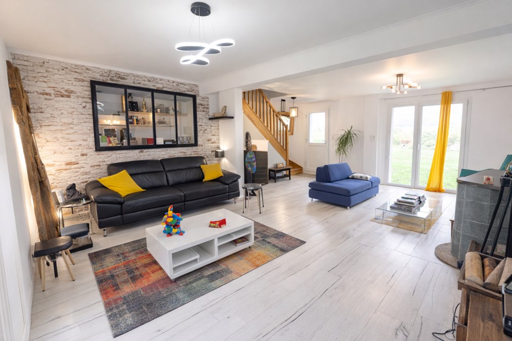 MAISON INDIVIDUELLE T6/7 SUR TERRAIN DE PLUS DE 1200M² AVEC DOUBLE GARAGE, NOMBREUX RANGEMENTS ET BEAUX VOLUMES photo 2