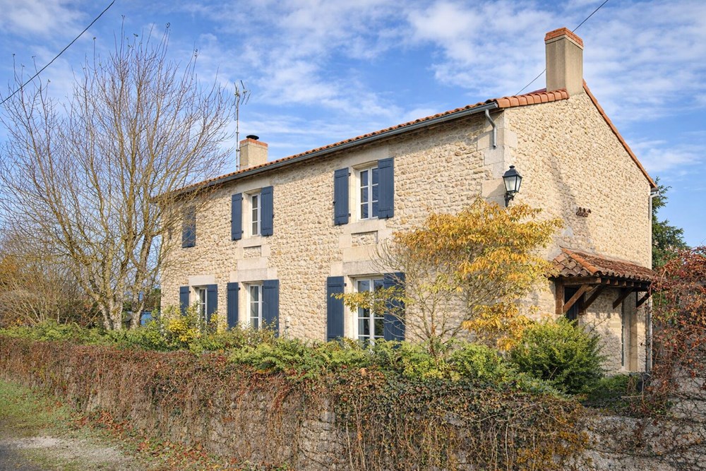 MAISON DE 160 M² - ENTIEREMENT RENOVEE - A 20' DU FUTUROSCOPE - PISCINE - GITE INDEPENDANT - TERRAIN SEPARE DE 655 M² CONSTRUCTIBLE